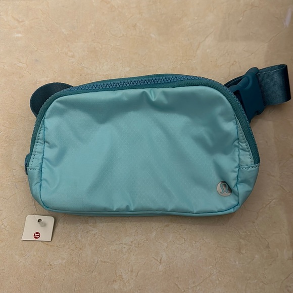 Lululemon everywhere belt bag - Picture 2 of 7